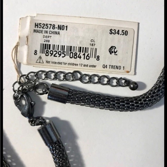 Beautiful Floral w/Lace Necklace (New)! - Picture 4 of 4